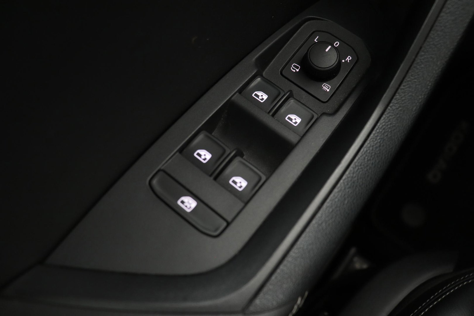 Škoda Kodiaq 1.5 TSI Business Edition Plus | Panoramadak | Trekhaak | 360° Camera | Canton | Travel Assist | Keyless | Stoel+Stuurverwarming | ACC