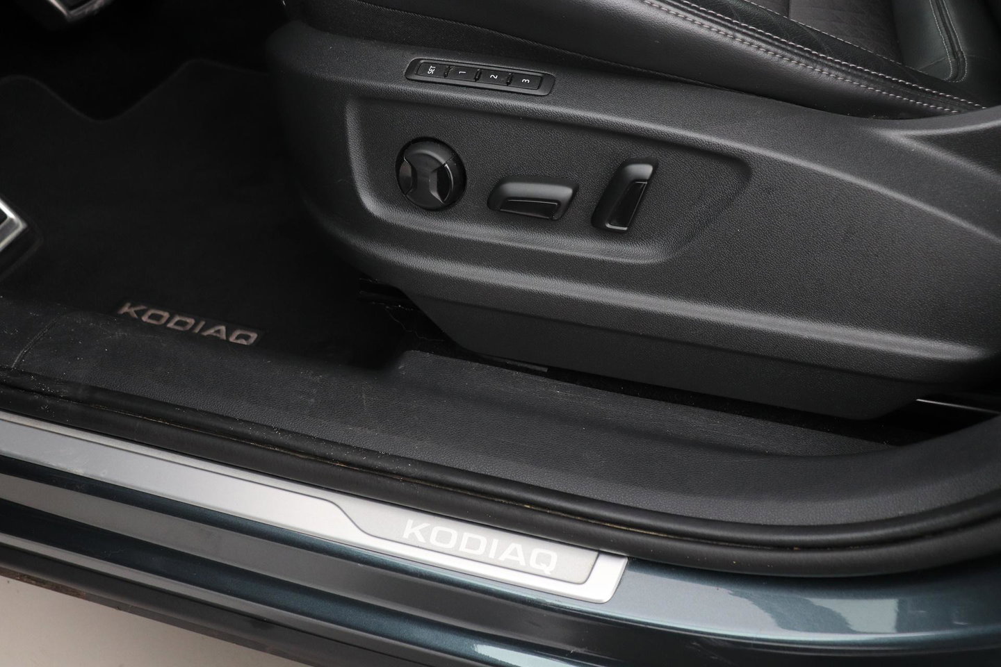 Škoda Kodiaq 1.5 TSI Business Edition Plus | Panoramadak | Trekhaak | 360° Camera | Canton | Travel Assist | Keyless | Stoel+Stuurverwarming | ACC