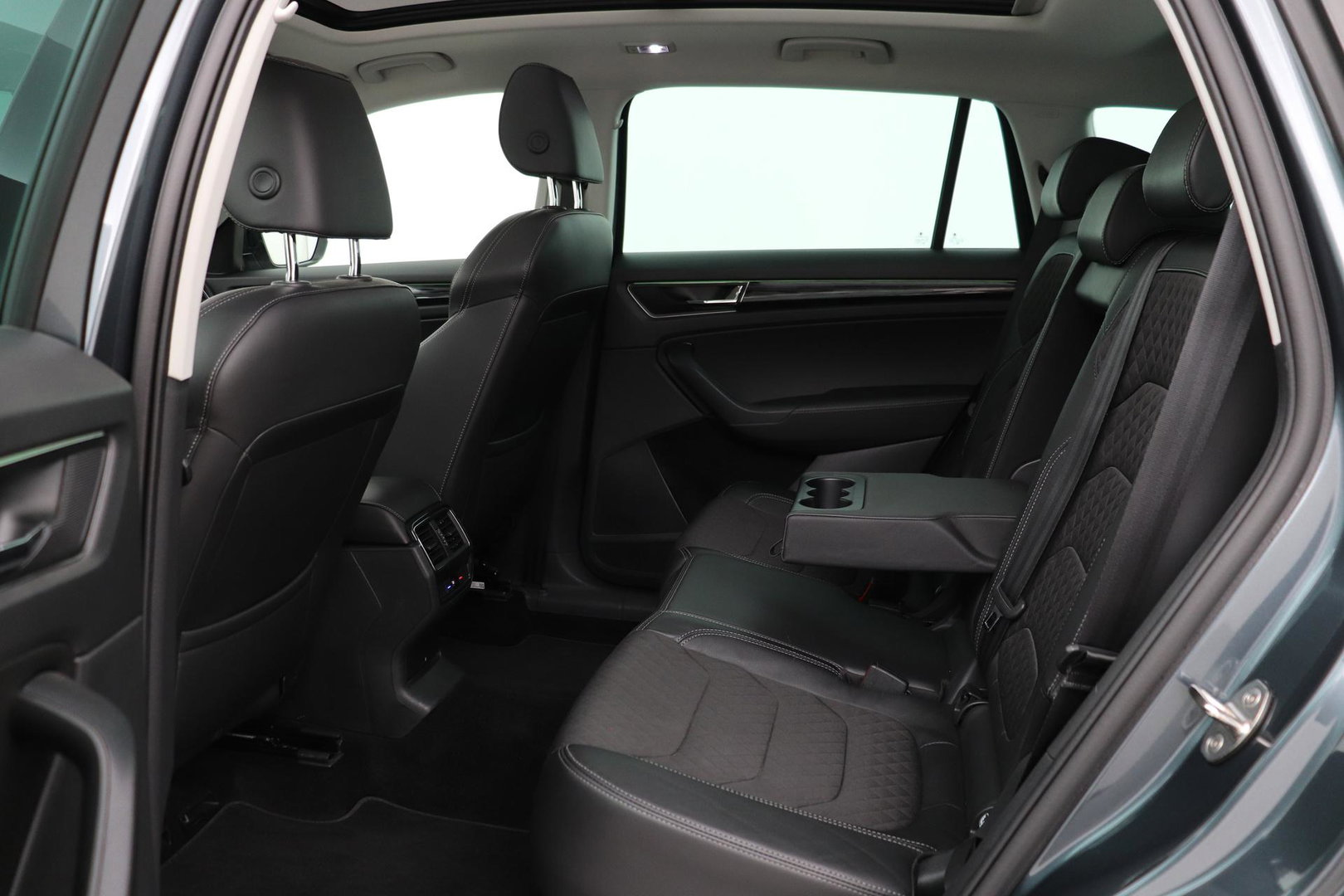 Škoda Kodiaq 1.5 TSI Business Edition Plus | Panoramadak | Trekhaak | 360° Camera | Canton | Travel Assist | Keyless | Stoel+Stuurverwarming | ACC
