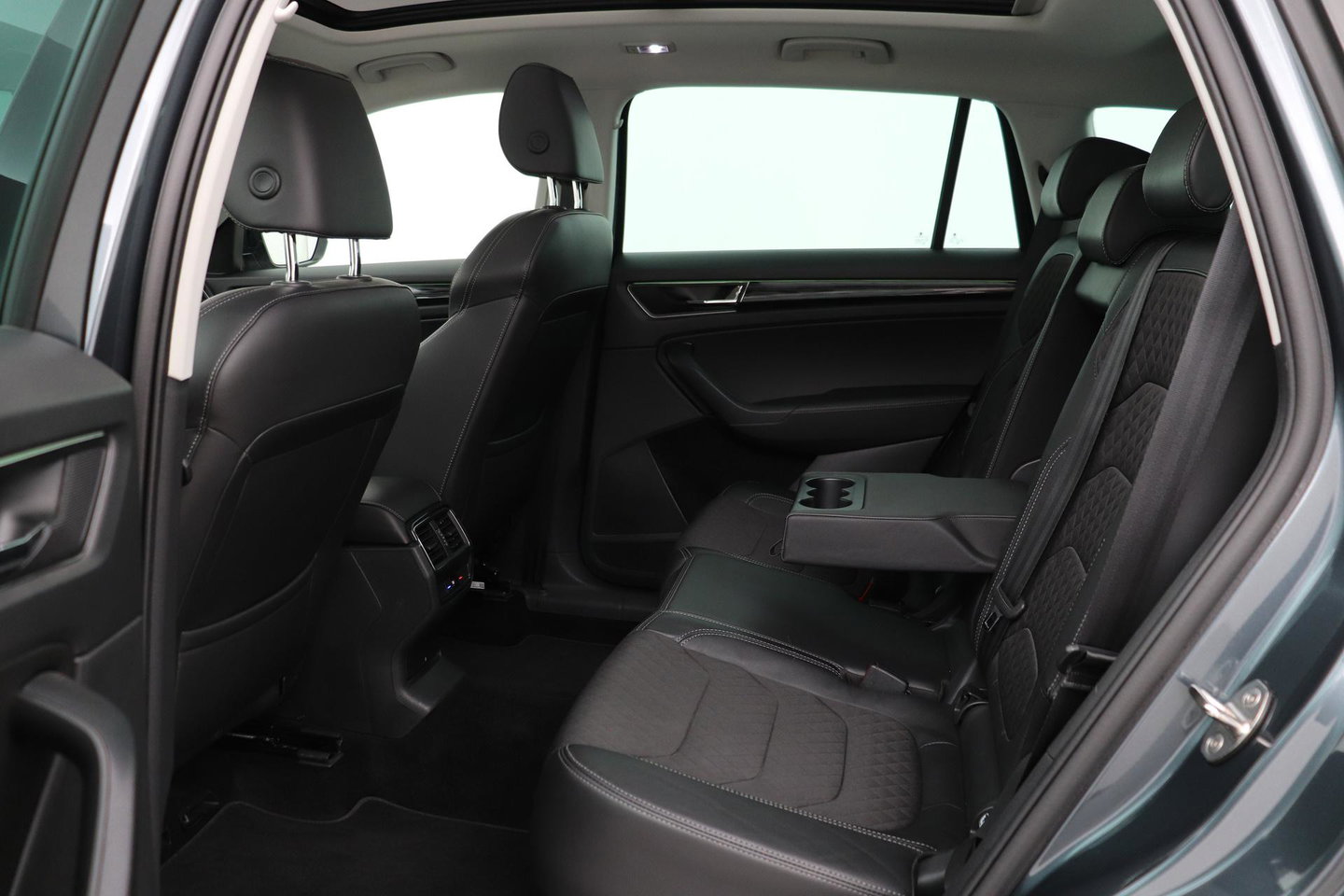 Škoda Kodiaq 1.5 TSI Business Edition Plus | Panoramadak | Trekhaak | 360° Camera | Canton | Travel Assist | Keyless | Stoel+Stuurverwarming | ACC