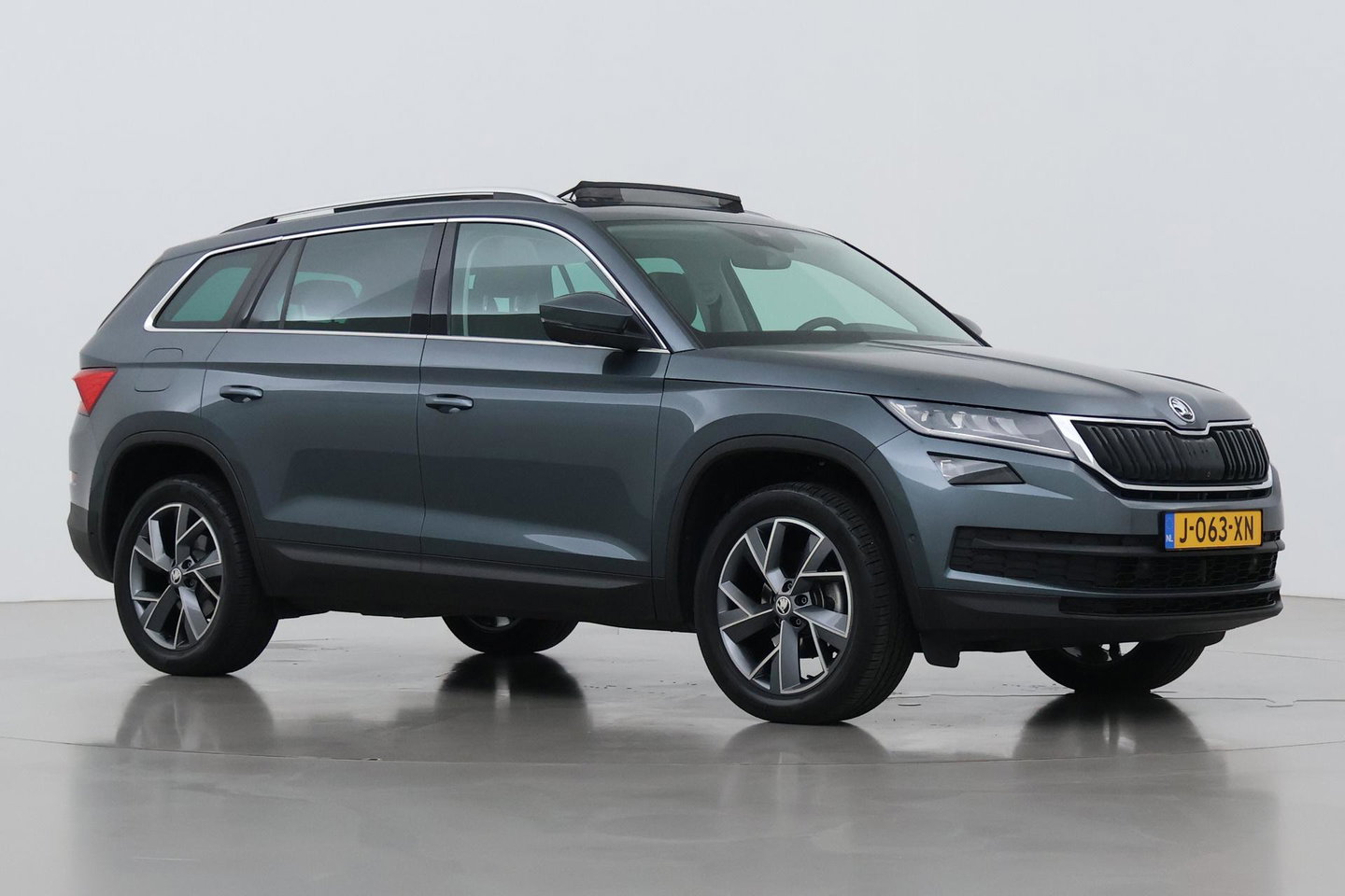 Škoda Kodiaq 1.5 TSI Business Edition Plus | Panoramadak | Trekhaak | 360° Camera | Canton | Travel Assist | Keyless | Stoel+Stuurverwarming | ACC