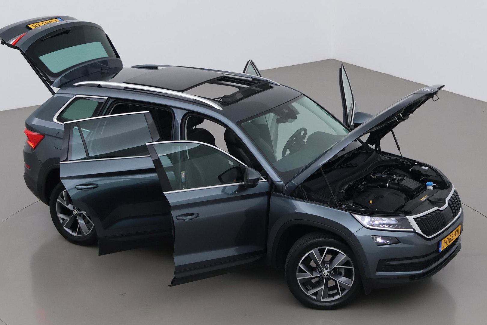 Škoda Kodiaq 1.5 TSI Business Edition Plus | Panoramadak | Trekhaak | 360° Camera | Canton | Travel Assist | Keyless | Stoel+Stuurverwarming | ACC