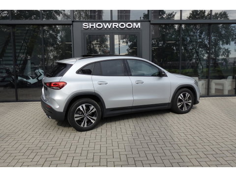 Mercedes-Benz GLA 220 d PANO KEYLESS CAM
