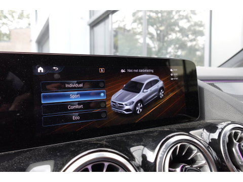 Mercedes-Benz GLA 220 d PANO KEYLESS CAM