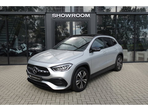 Mercedes-Benz GLA 220 d PANO KEYLESS CAM