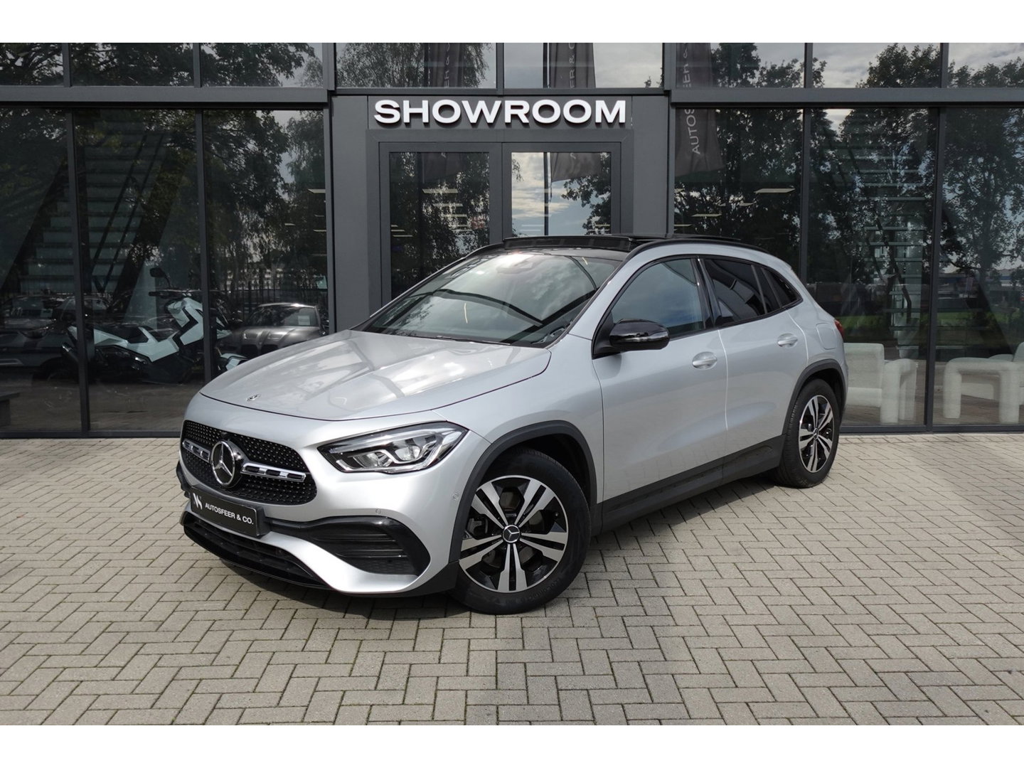 Mercedes-Benz GLA 220 d PANO KEYLESS CAM