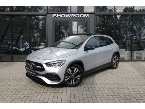 Mercedes-Benz GLA 220 d PANO KEYLESS CAM