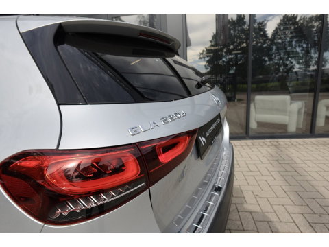 Mercedes-Benz GLA 220 d PANO KEYLESS CAM