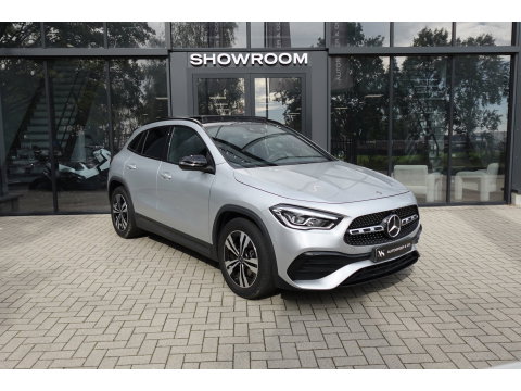 Mercedes-Benz GLA 220 d PANO KEYLESS CAM