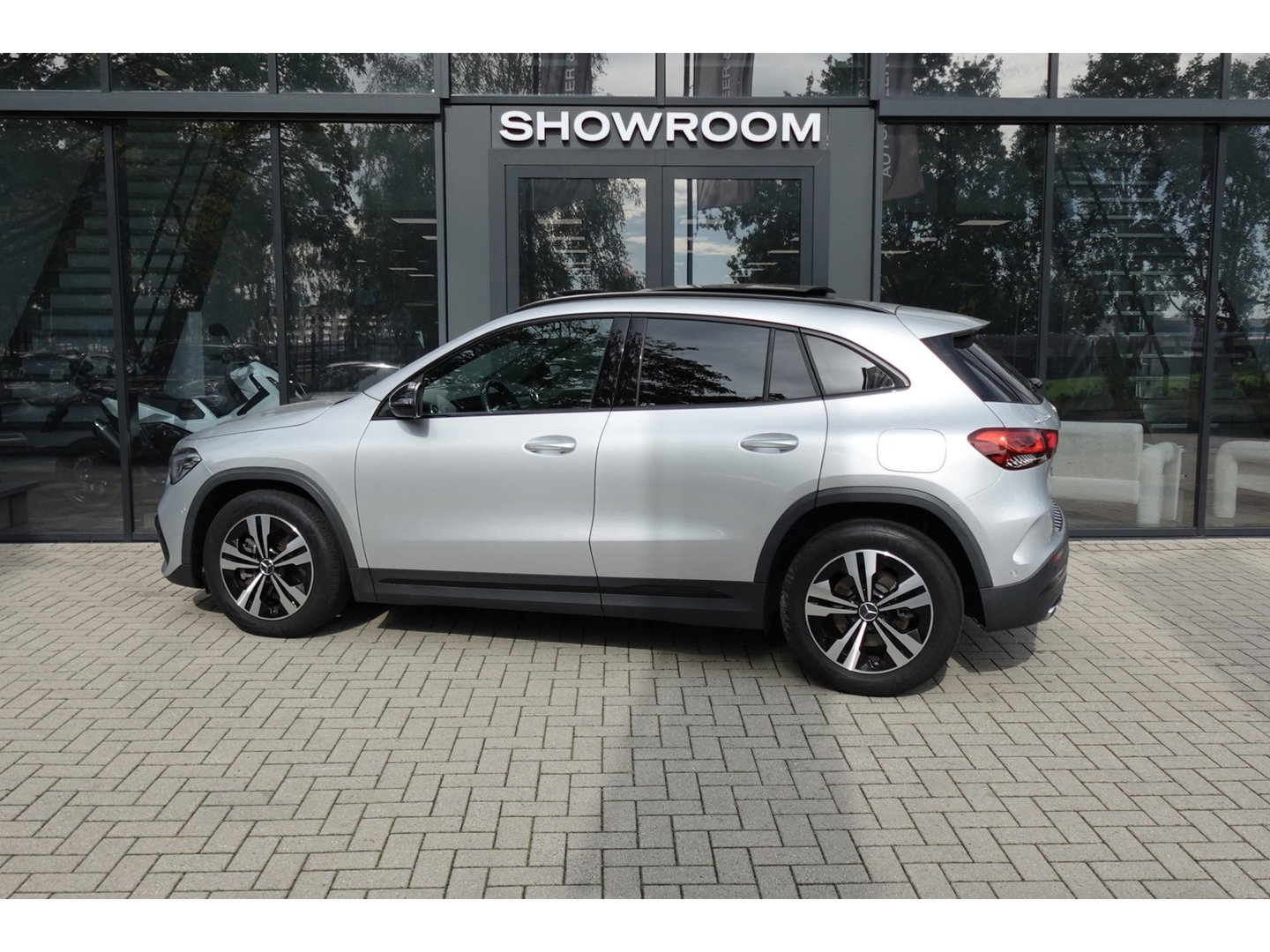 Mercedes-Benz GLA 220 d PANO KEYLESS CAM