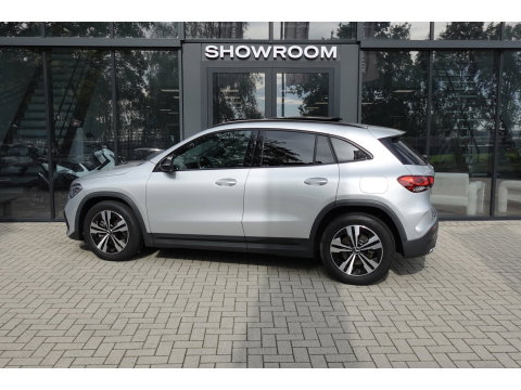 Mercedes-Benz GLA 220 d PANO KEYLESS CAM