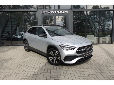 Mercedes-Benz GLA 220 d PANO KEYLESS CAM
