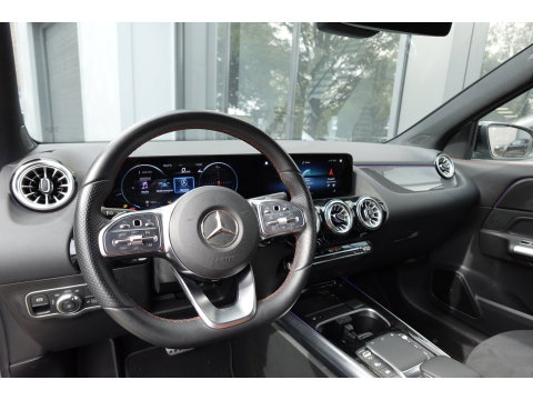 Mercedes-Benz GLA 220 d PANO KEYLESS CAM