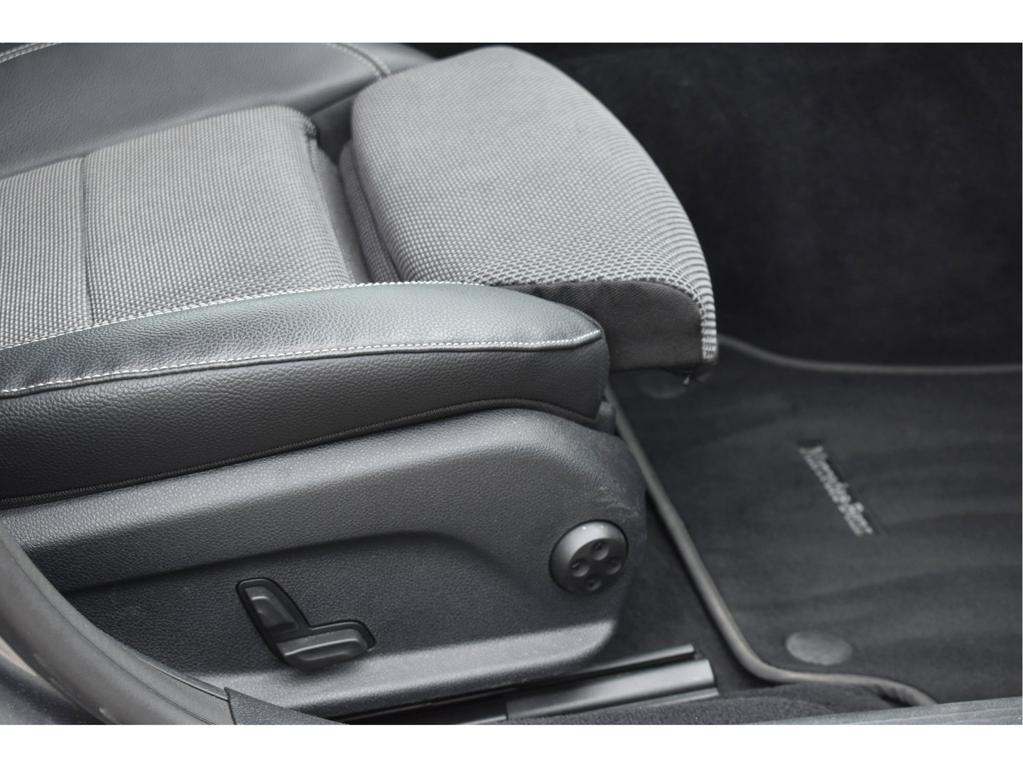 Mercedes-Benz E-Klasse 200 Exclusive Line Advantage Facelift | Afn.trekhaak | Camera | Sfeerverlichting | Carplay | Virtual cockpit | Stoelverwarming | LED