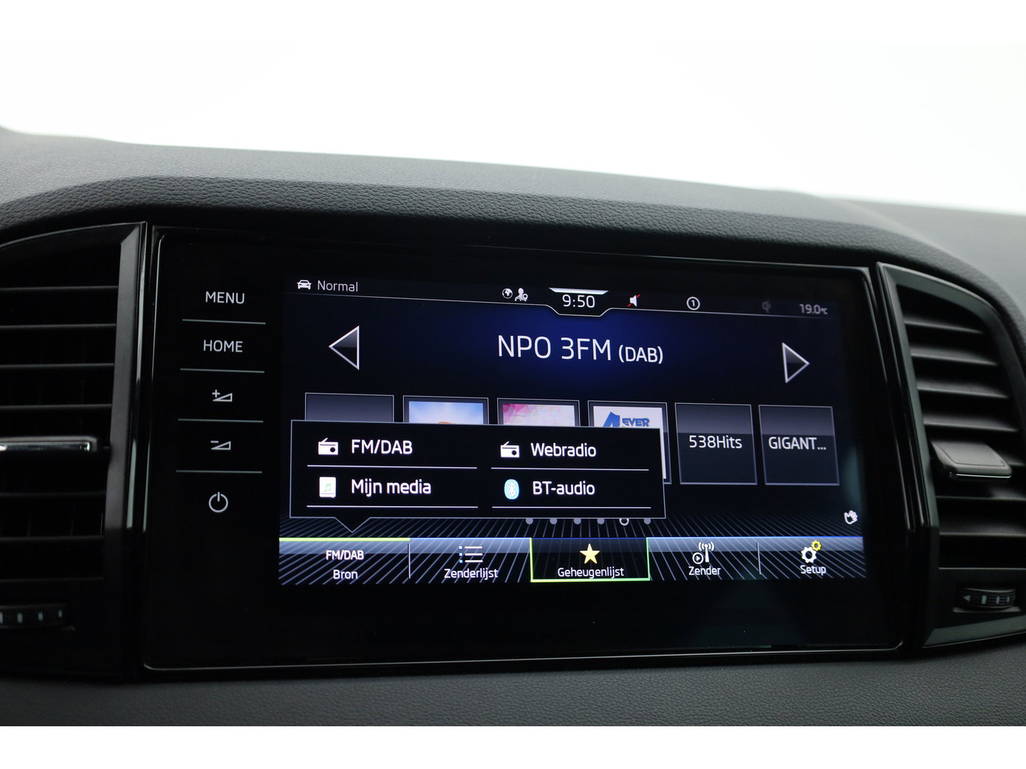 Škoda Karoq 1.5 TSI ACT Sportline | Leder | Elek. Trekhaak | Standkachel | 19'' | Camera | 4x Stoel- Stuurverw. | Apple CarPlay | Digi. Cockpit
