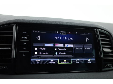 Škoda Karoq 1.5 TSI ACT Sportline | Leder | Elek. Trekhaak | Standkachel | 19'' | Camera | 4x Stoel- Stuurverw. | Apple CarPlay | Digi. Cockpit