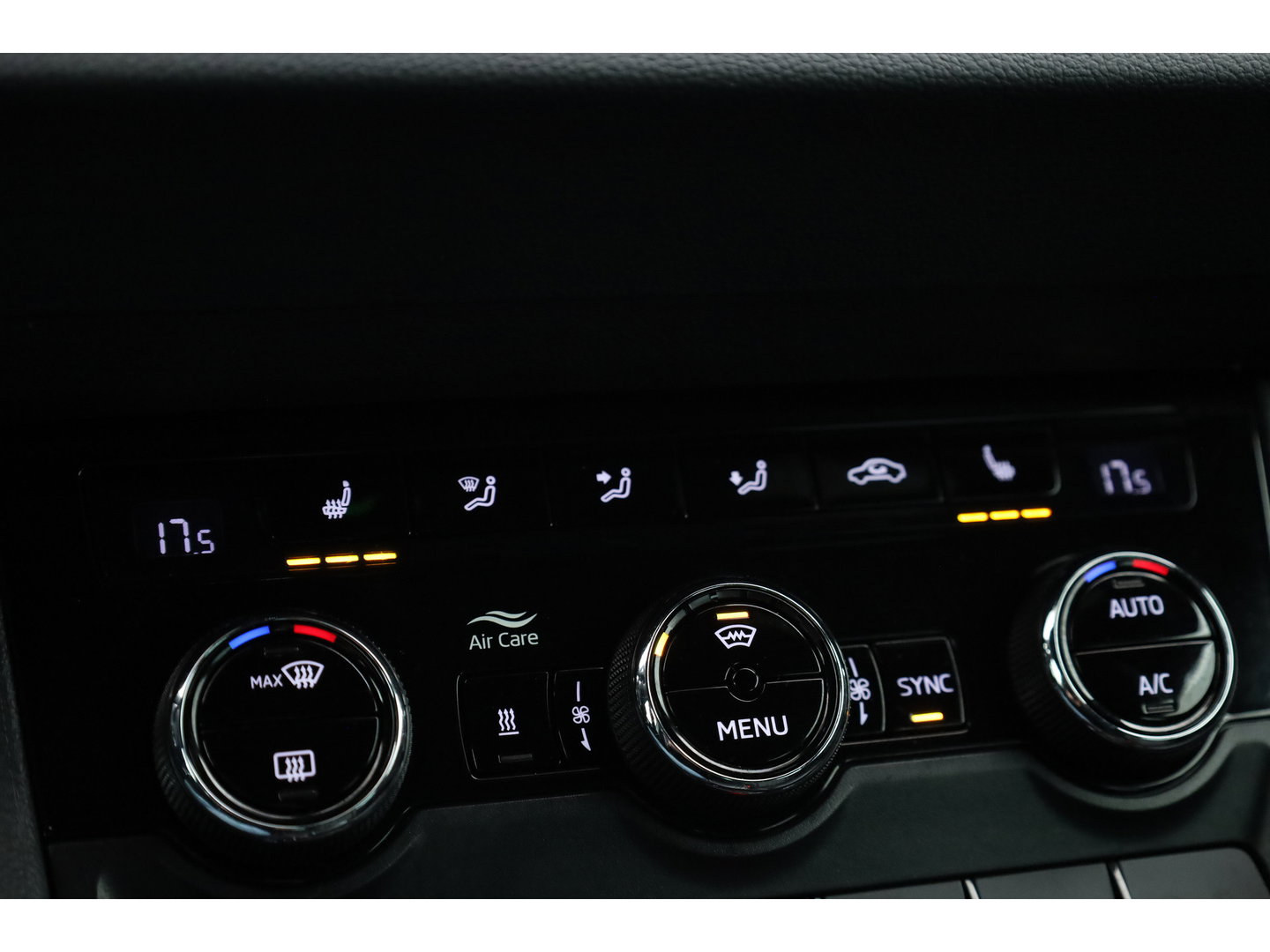 Škoda Karoq 1.5 TSI ACT Sportline | Leder | Elek. Trekhaak | Standkachel | 19'' | Camera | 4x Stoel- Stuurverw. | Apple CarPlay | Digi. Cockpit
