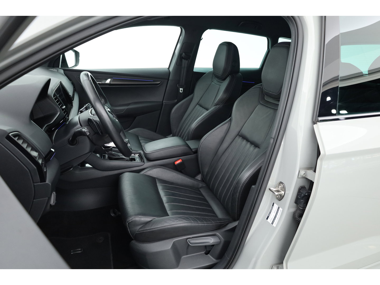 Škoda Karoq 1.5 TSI ACT Sportline | Leder | Elek. Trekhaak | Standkachel | 19'' | Camera | 4x Stoel- Stuurverw. | Apple CarPlay | Digi. Cockpit