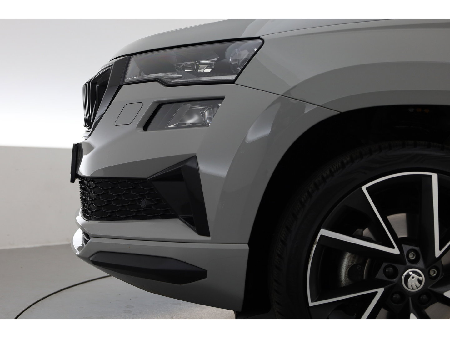 Škoda Karoq 1.5 TSI ACT Sportline | Leder | Elek. Trekhaak | Standkachel | 19'' | Camera | 4x Stoel- Stuurverw. | Apple CarPlay | Digi. Cockpit
