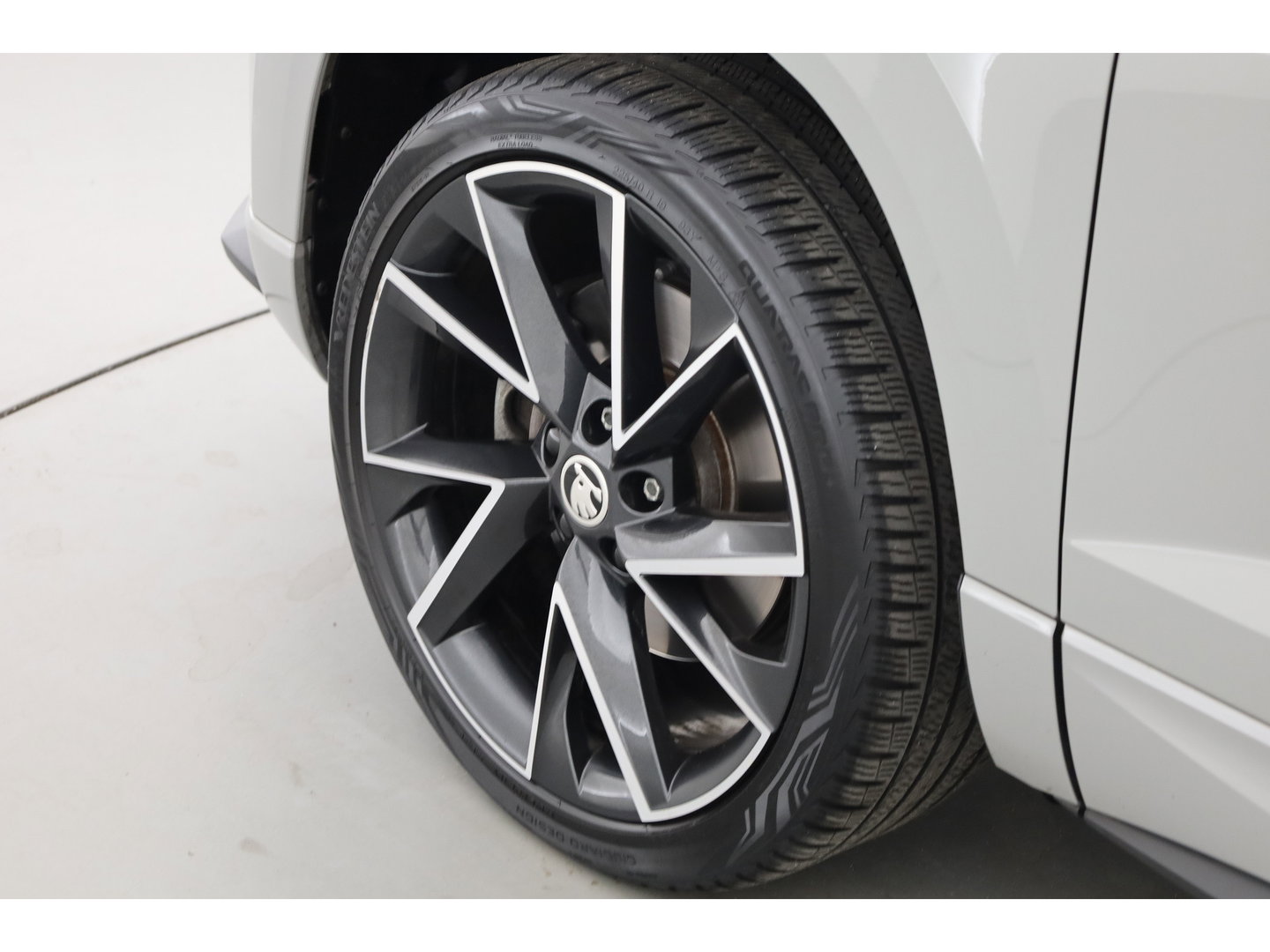 Škoda Karoq 1.5 TSI ACT Sportline | Leder | Elek. Trekhaak | Standkachel | 19'' | Camera | 4x Stoel- Stuurverw. | Apple CarPlay | Digi. Cockpit