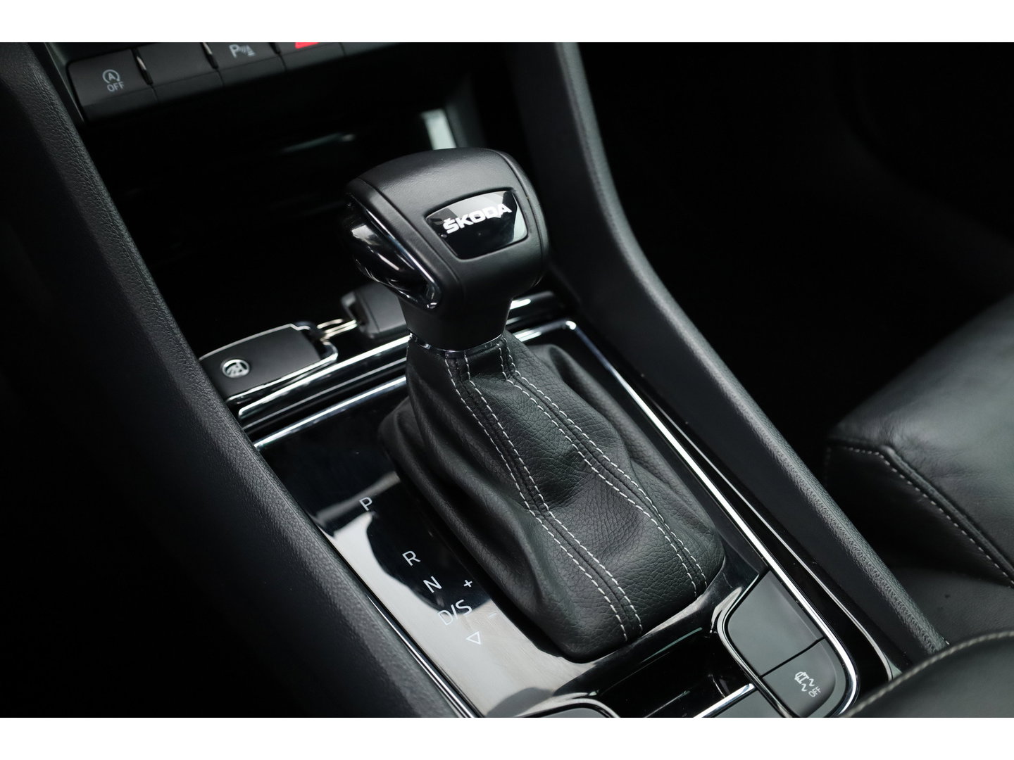 Škoda Karoq 1.5 TSI ACT Sportline | Leder | Elek. Trekhaak | Standkachel | 19'' | Camera | 4x Stoel- Stuurverw. | Apple CarPlay | Digi. Cockpit