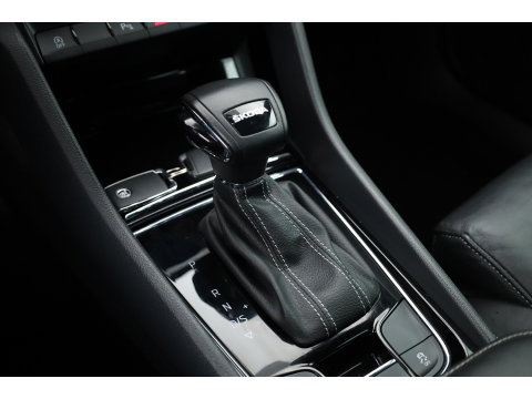 Škoda Karoq 1.5 TSI ACT Sportline | Leder | Elek. Trekhaak | Standkachel | 19'' | Camera | 4x Stoel- Stuurverw. | Apple CarPlay | Digi. Cockpit