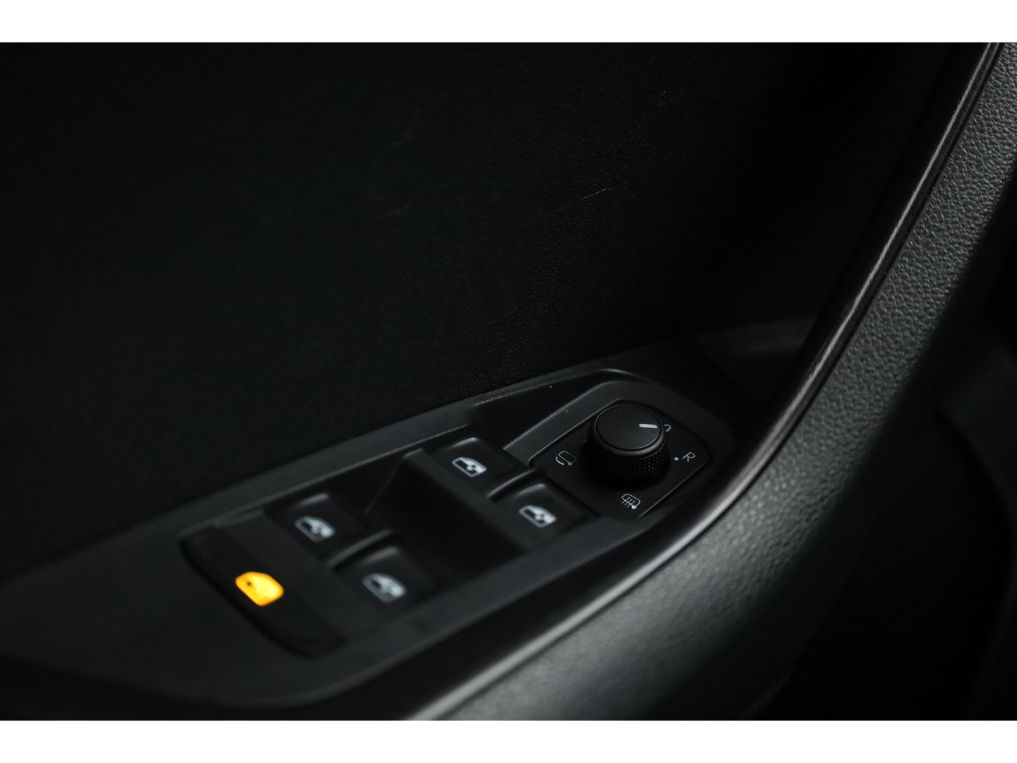 Škoda Karoq 1.5 TSI ACT Sportline | Leder | Elek. Trekhaak | Standkachel | 19'' | Camera | 4x Stoel- Stuurverw. | Apple CarPlay | Digi. Cockpit