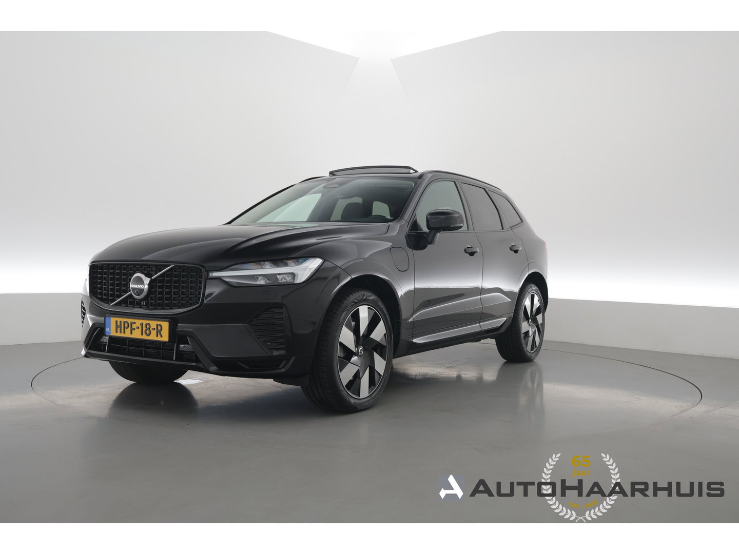 Volvo XC60 2.0 T8 Plug-in hybrid AWD Ultimate Dark | Pano | Trekhaak | HUD | Pilot Assist | Bliss | Leder | H&K | 360cam | Stoel- Stuurverw.