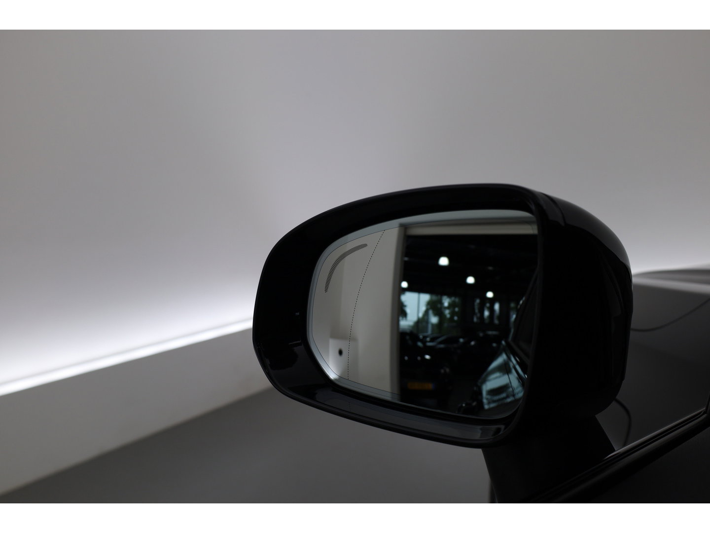 Volvo XC60 2.0 T8 Plug-in hybrid AWD Ultimate Dark | Pano | Trekhaak | HUD | Pilot Assist | Bliss | Leder | H&K | 360cam | Stoel- Stuurverw.