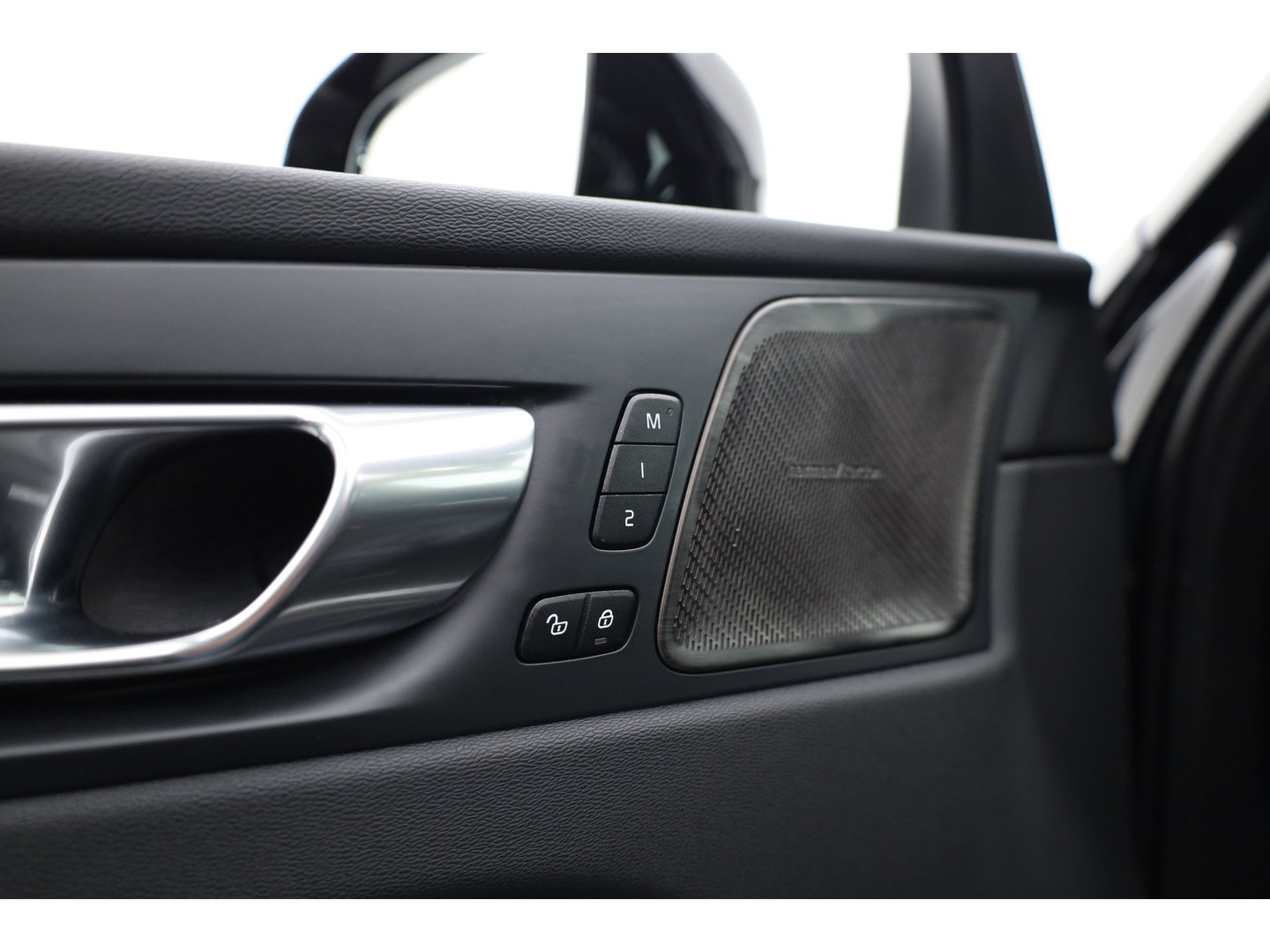 Volvo XC60 2.0 T8 Plug-in hybrid AWD Ultimate Dark | Pano | Trekhaak | HUD | Pilot Assist | Bliss | Leder | H&K | 360cam | Stoel- Stuurverw.