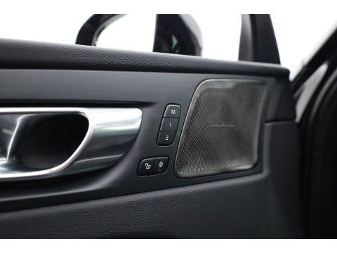 Volvo XC60 2.0 T8 Plug-in hybrid AWD Ultimate Dark | Pano | Trekhaak | HUD | Pilot Assist | Bliss | Leder | H&K | 360cam | Stoel- Stuurverw.