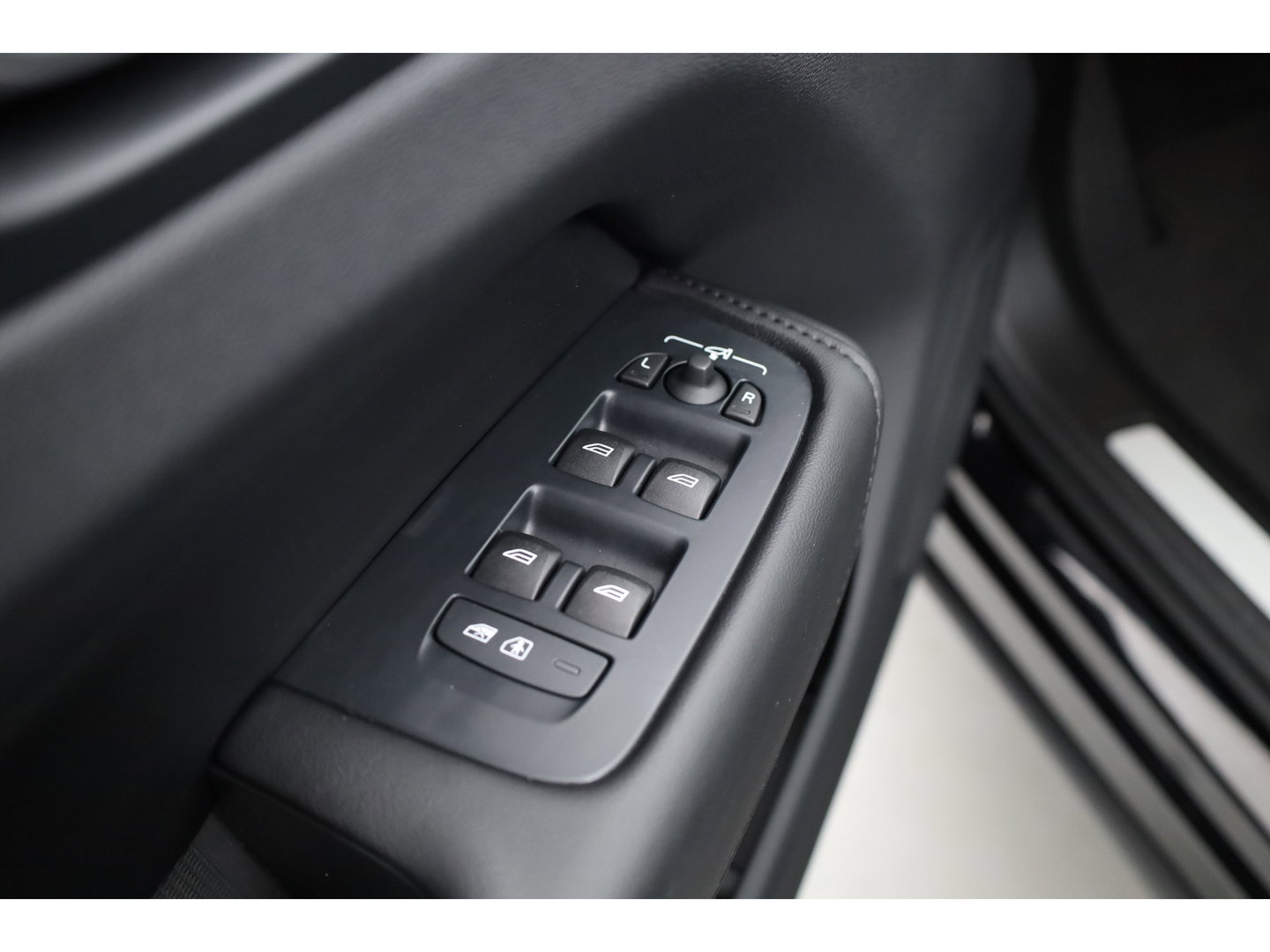 Volvo XC60 2.0 T8 Plug-in hybrid AWD Ultimate Dark | Pano | Trekhaak | HUD | Pilot Assist | Bliss | Leder | H&K | 360cam | Stoel- Stuurverw.