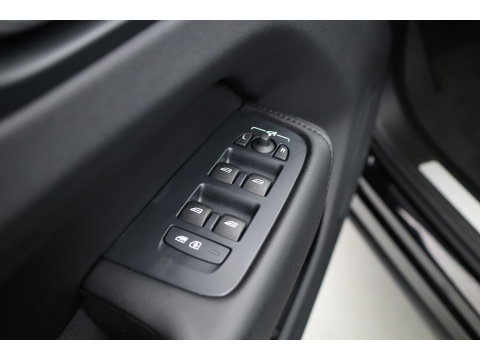 Volvo XC60 2.0 T8 Plug-in hybrid AWD Ultimate Dark | Pano | Trekhaak | HUD | Pilot Assist | Bliss | Leder | H&K | 360cam | Stoel- Stuurverw.