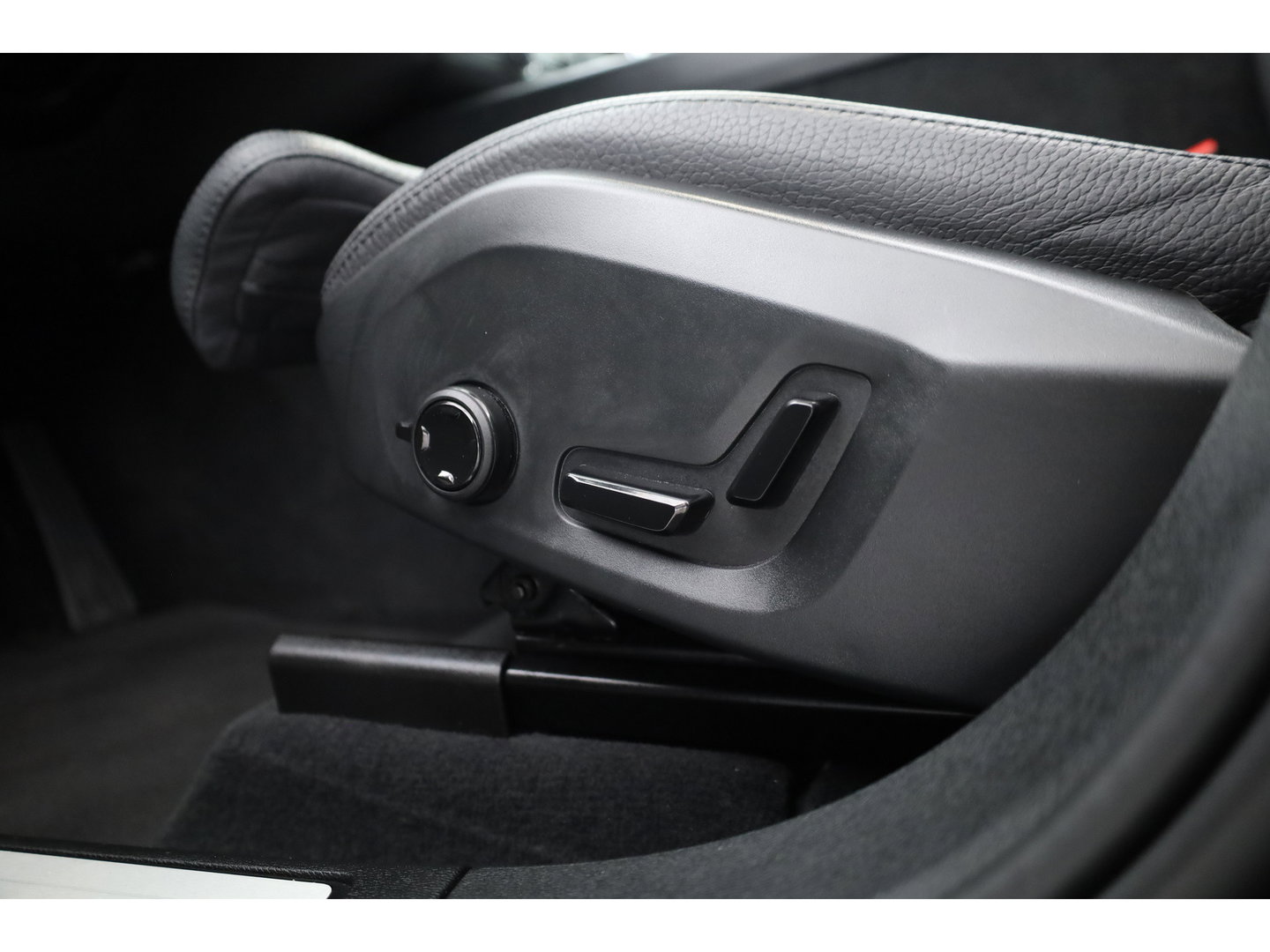 Volvo XC60 2.0 T8 Plug-in hybrid AWD Ultimate Dark | Pano | Trekhaak | HUD | Pilot Assist | Bliss | Leder | H&K | 360cam | Stoel- Stuurverw.