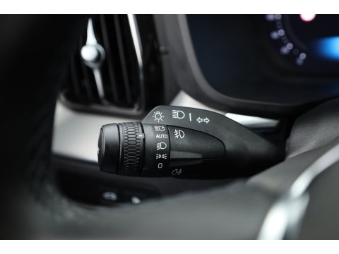 Volvo XC60 2.0 T8 Plug-in hybrid AWD Ultimate Dark | Pano | Trekhaak | HUD | Pilot Assist | Bliss | Leder | H&K | 360cam | Stoel- Stuurverw.
