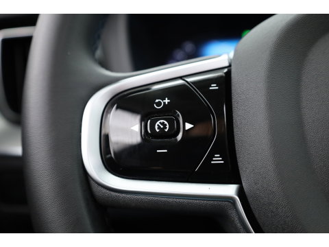 Volvo XC60 2.0 T8 Plug-in hybrid AWD Ultimate Dark | Pano | Trekhaak | HUD | Pilot Assist | Bliss | Leder | H&K | 360cam | Stoel- Stuurverw.