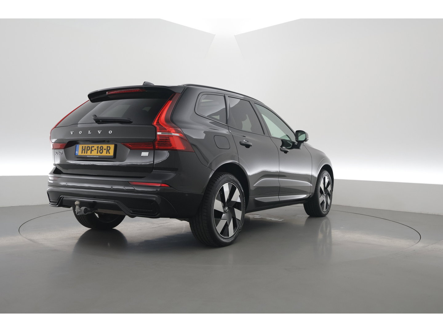 Volvo XC60 2.0 T8 Plug-in hybrid AWD Ultimate Dark | Pano | Trekhaak | HUD | Pilot Assist | Bliss | Leder | H&K | 360cam | Stoel- Stuurverw.