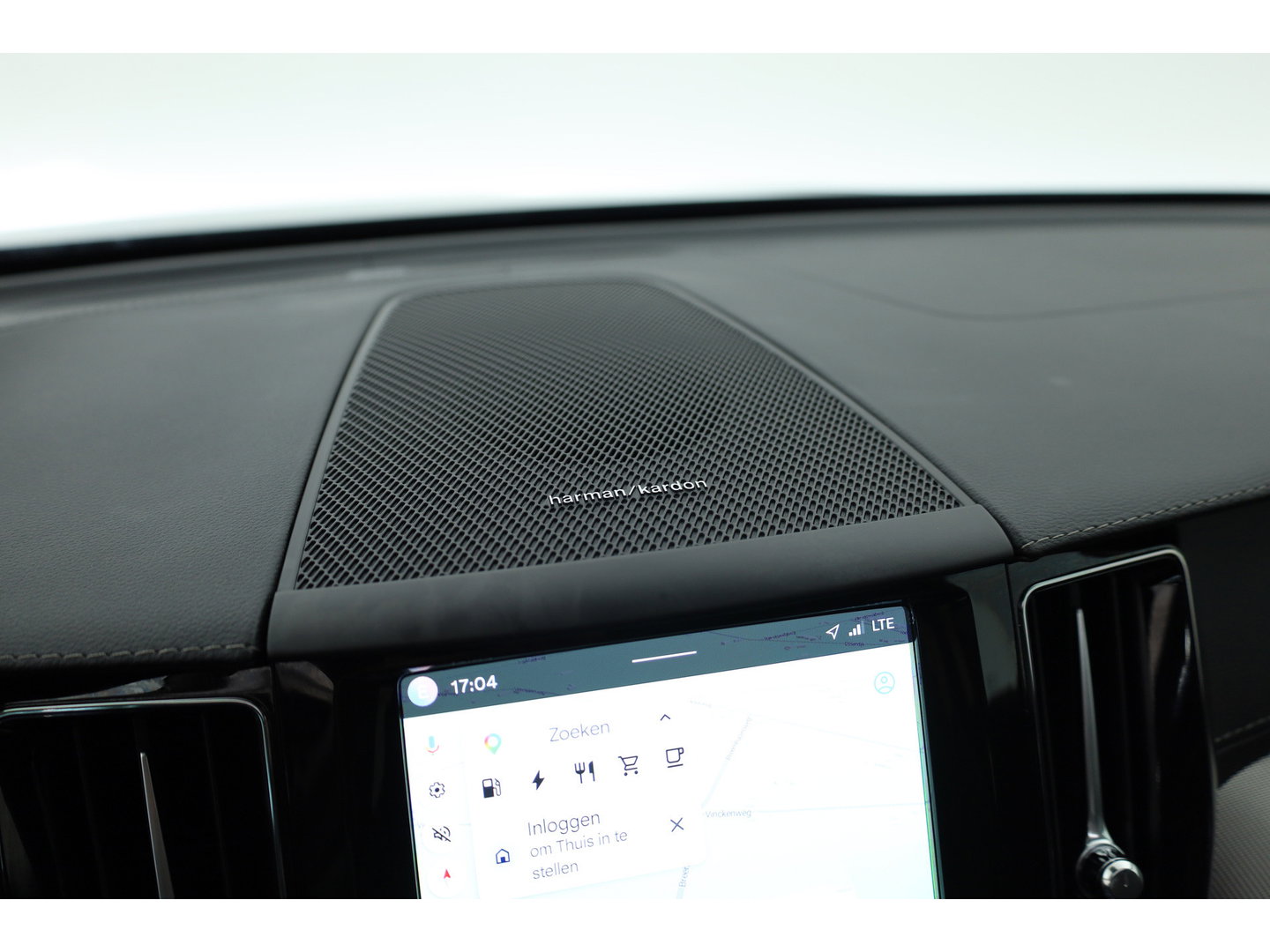 Volvo XC60 2.0 T8 Plug-in hybrid AWD Ultimate Dark | Pano | Trekhaak | HUD | Pilot Assist | Bliss | Leder | H&K | 360cam | Stoel- Stuurverw.