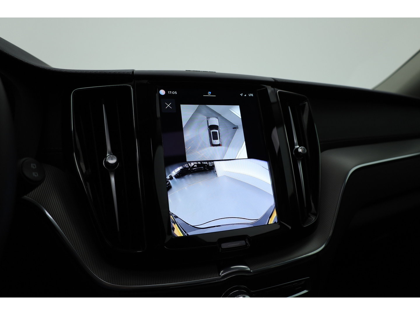 Volvo XC60 2.0 T8 Plug-in hybrid AWD Ultimate Dark | Pano | Trekhaak | HUD | Pilot Assist | Bliss | Leder | H&K | 360cam | Stoel- Stuurverw.