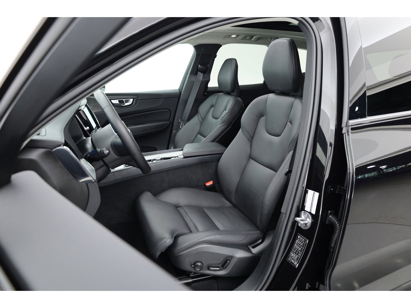 Volvo XC60 2.0 T8 Plug-in hybrid AWD Ultimate Dark | Pano | Trekhaak | HUD | Pilot Assist | Bliss | Leder | H&K | 360cam | Stoel- Stuurverw.
