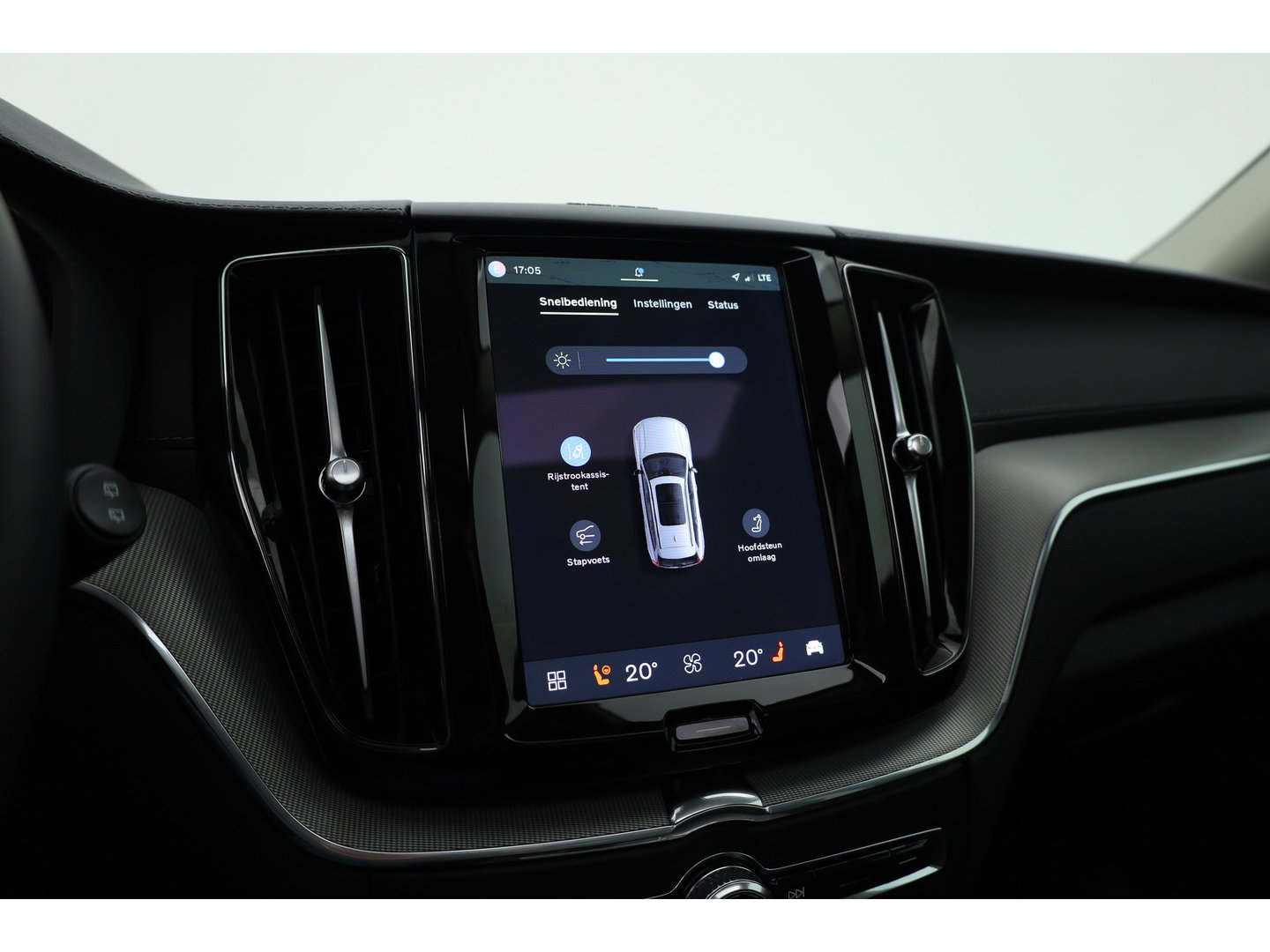 Volvo XC60 2.0 T8 Plug-in hybrid AWD Ultimate Dark | Pano | Trekhaak | HUD | Pilot Assist | Bliss | Leder | H&K | 360cam | Stoel- Stuurverw.