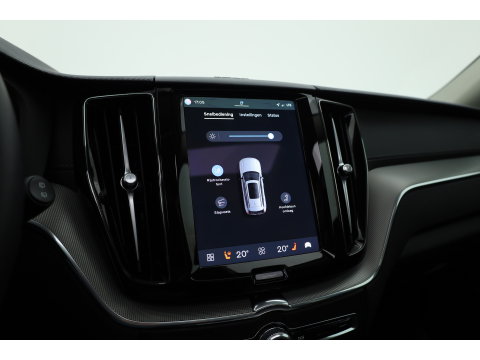Volvo XC60 2.0 T8 Plug-in hybrid AWD Ultimate Dark | Pano | Trekhaak | HUD | Pilot Assist | Bliss | Leder | H&K | 360cam | Stoel- Stuurverw.