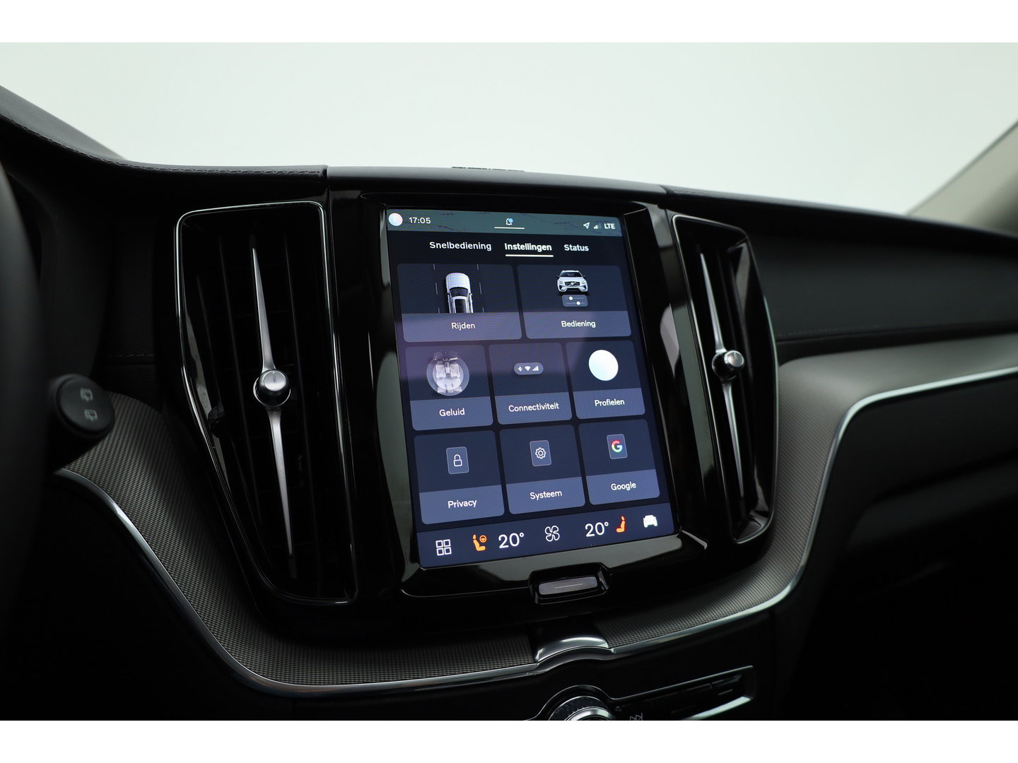Volvo XC60 2.0 T8 Plug-in hybrid AWD Ultimate Dark | Pano | Trekhaak | HUD | Pilot Assist | Bliss | Leder | H&K | 360cam | Stoel- Stuurverw.