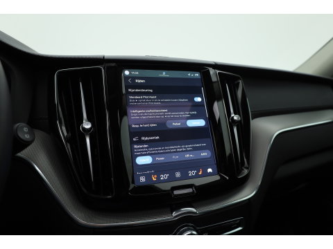 Volvo XC60 2.0 T8 Plug-in hybrid AWD Ultimate Dark | Pano | Trekhaak | HUD | Pilot Assist | Bliss | Leder | H&K | 360cam | Stoel- Stuurverw.