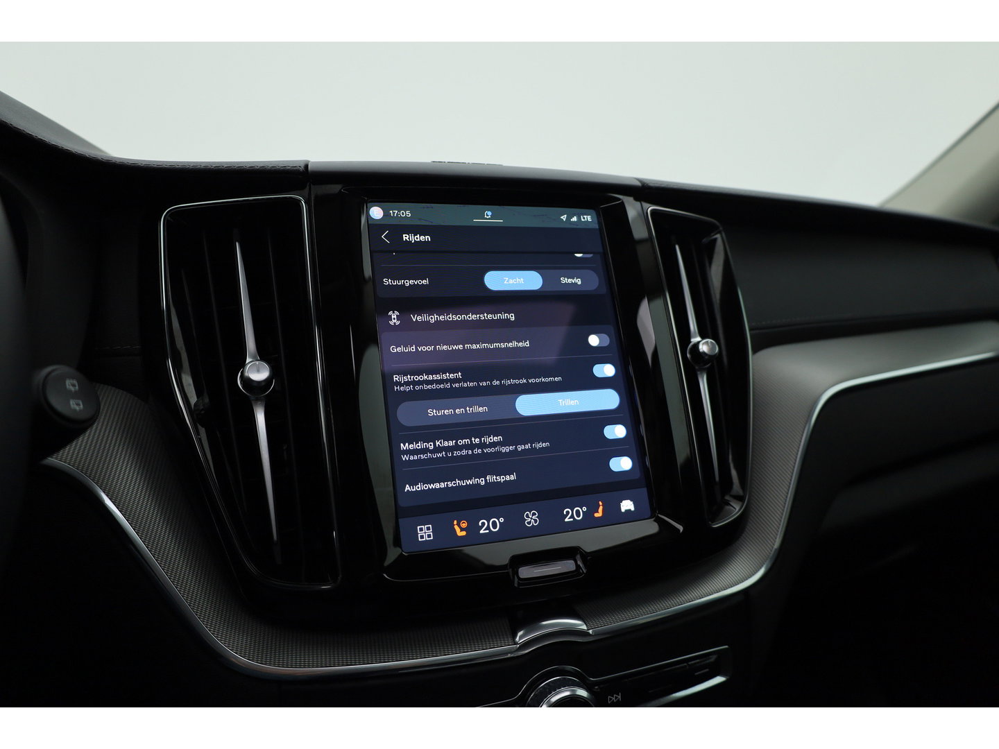 Volvo XC60 2.0 T8 Plug-in hybrid AWD Ultimate Dark | Pano | Trekhaak | HUD | Pilot Assist | Bliss | Leder | H&K | 360cam | Stoel- Stuurverw.
