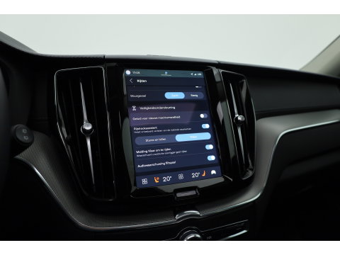 Volvo XC60 2.0 T8 Plug-in hybrid AWD Ultimate Dark | Pano | Trekhaak | HUD | Pilot Assist | Bliss | Leder | H&K | 360cam | Stoel- Stuurverw.