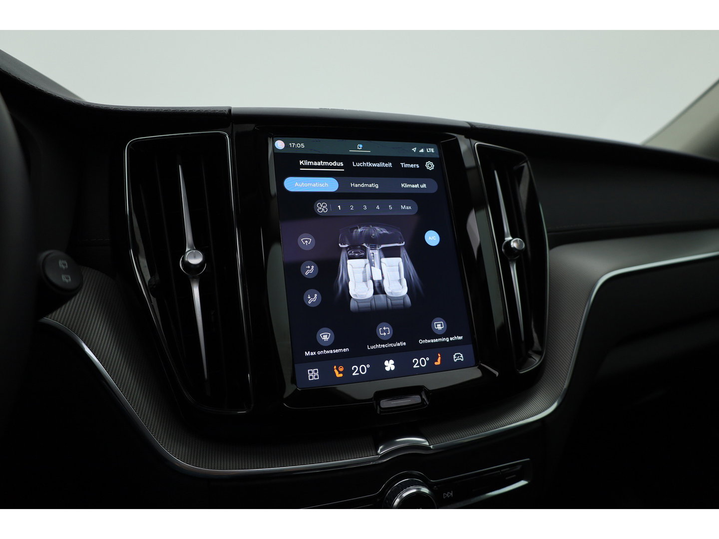 Volvo XC60 2.0 T8 Plug-in hybrid AWD Ultimate Dark | Pano | Trekhaak | HUD | Pilot Assist | Bliss | Leder | H&K | 360cam | Stoel- Stuurverw.