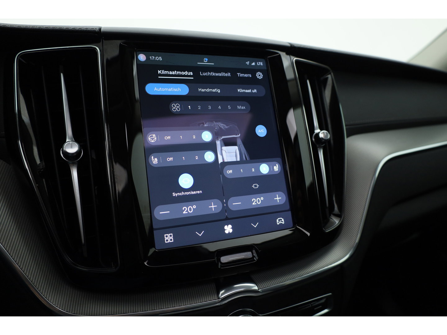 Volvo XC60 2.0 T8 Plug-in hybrid AWD Ultimate Dark | Pano | Trekhaak | HUD | Pilot Assist | Bliss | Leder | H&K | 360cam | Stoel- Stuurverw.