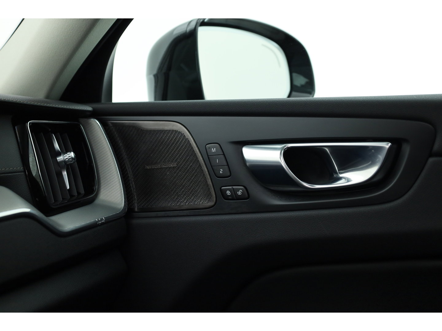 Volvo XC60 2.0 T8 Plug-in hybrid AWD Ultimate Dark | Pano | Trekhaak | HUD | Pilot Assist | Bliss | Leder | H&K | 360cam | Stoel- Stuurverw.