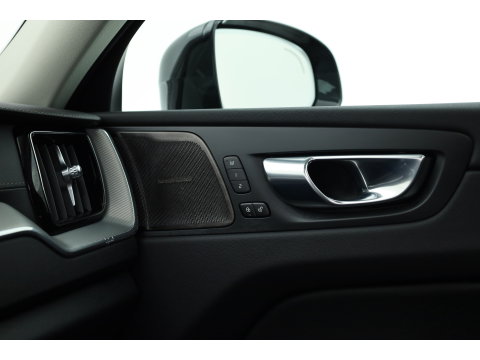 Volvo XC60 2.0 T8 Plug-in hybrid AWD Ultimate Dark | Pano | Trekhaak | HUD | Pilot Assist | Bliss | Leder | H&K | 360cam | Stoel- Stuurverw.